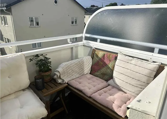 Two With Balcony, Bright And Quiet Location شقة